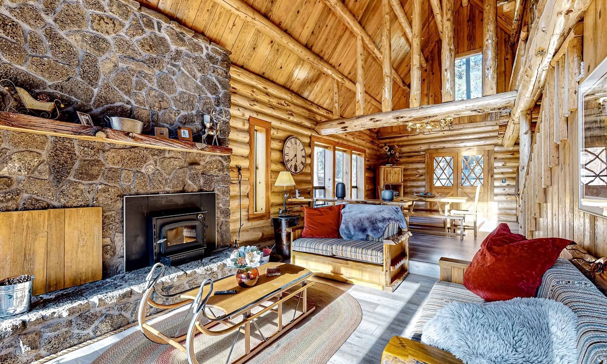 La Pine Cabin | Rustic Charm - Spacious log cabin, close to outdoor adventures, cozy vibes