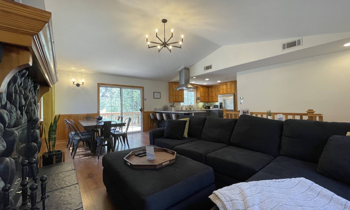 Lake Arrowhead Cabin | Rustic Luxury w/hot tub, A/C + pet friendly