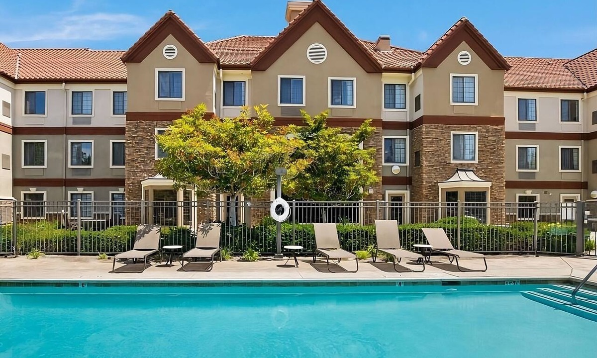 Carmel Mountain Ranch Hotel | San Diego Getaway: Spacious Suites w/Pool, Breakfast Buffet & Parking Included!