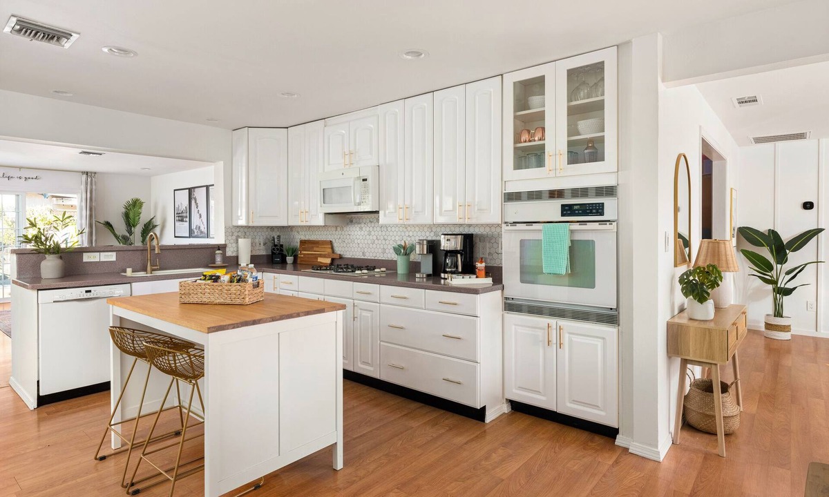 Lincoln Acres House | San Diego Luxury Home, Arcade, Pool, Spa, Sleeps 14
