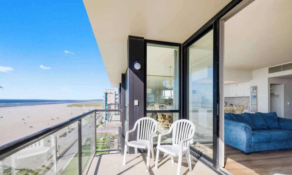 Seaside Condo | Sand & Sea (602) Beach Palette-Artsy Beachfront Dog Friendly