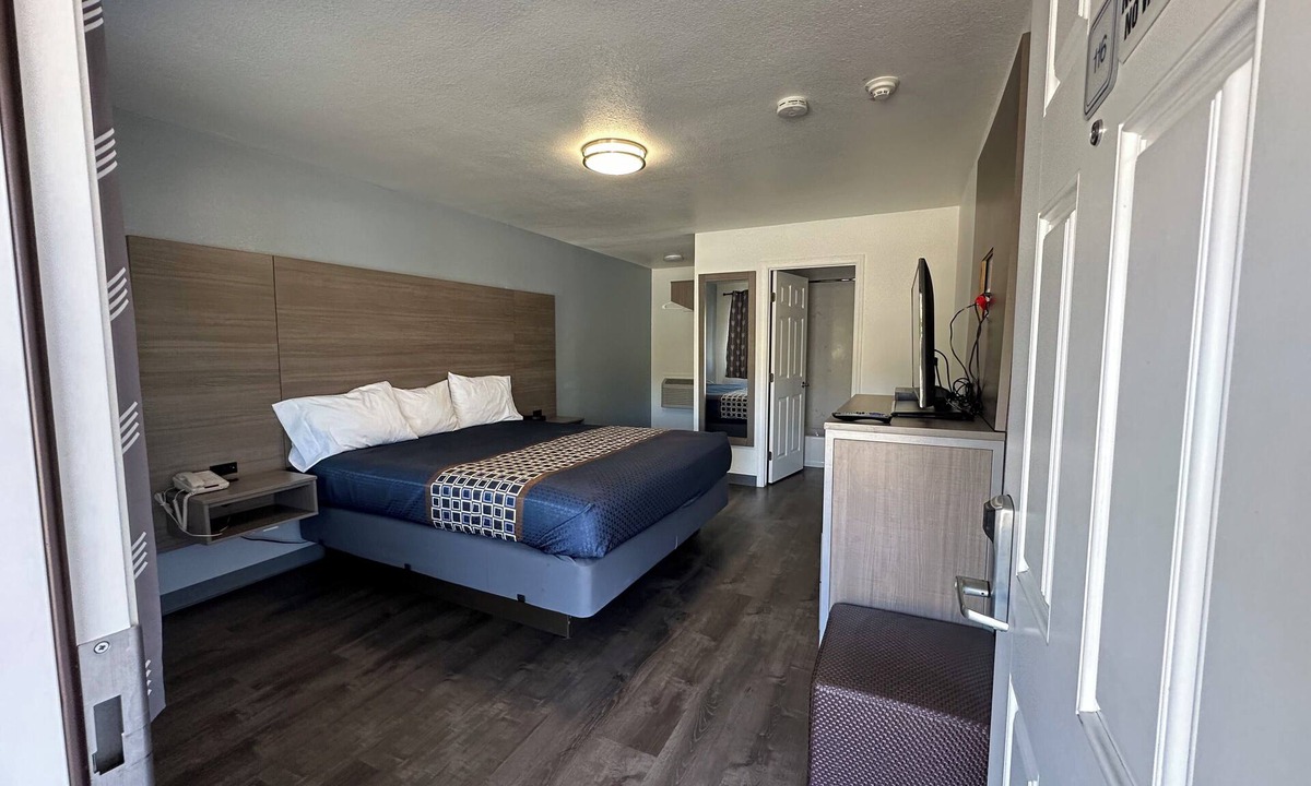 Livermore Hotel | Sands Motel