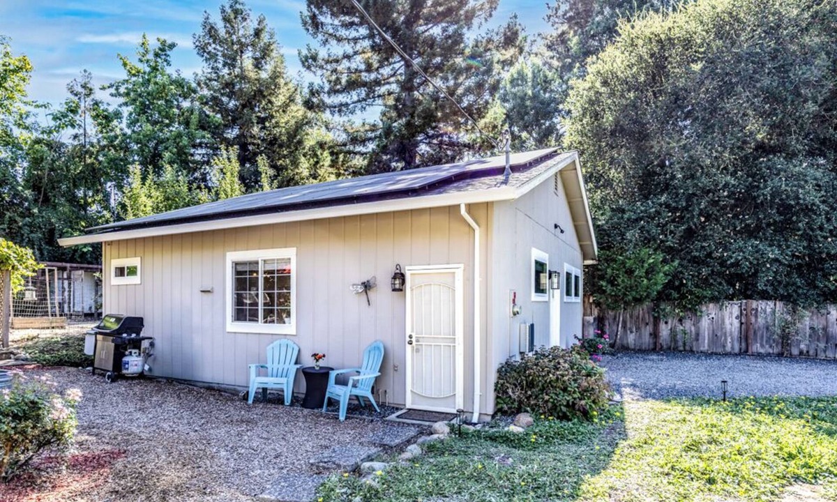 Freestone Cottage | Sebastopol Country Getaway - 15 Minutes Walk to Downtown