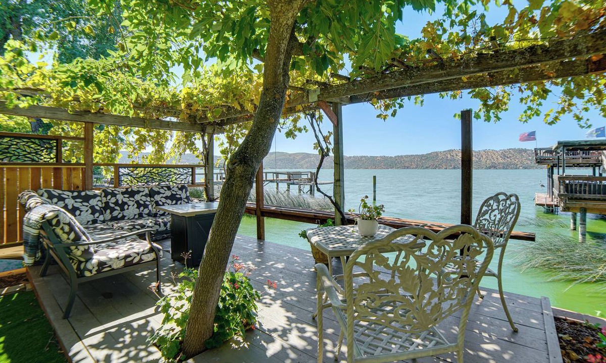 Wilbur Springs House | Shared Boat Dock at Clear Lake Couple’s Retreat