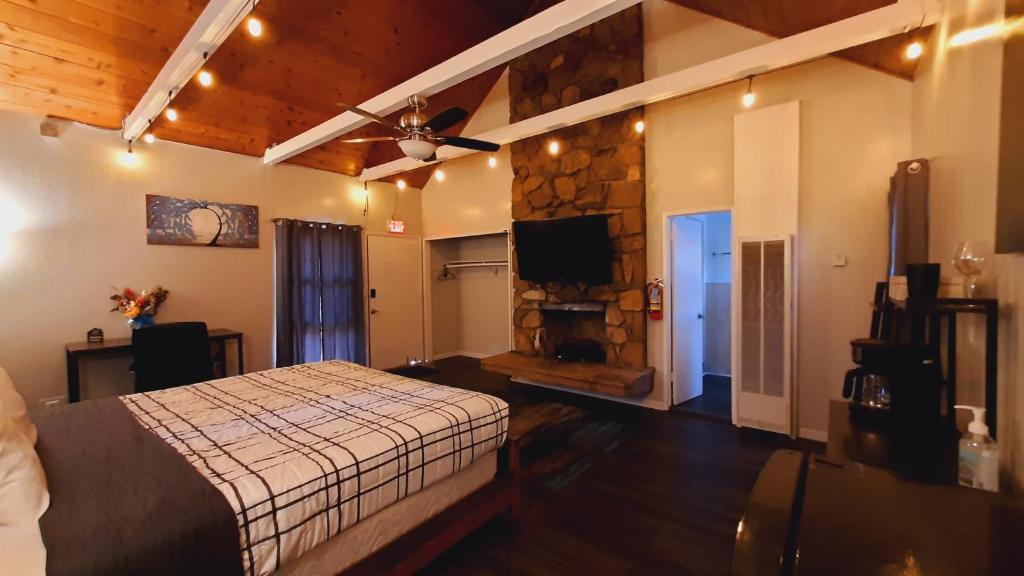 Running Springs Hotel | Sherwood Arms Motel