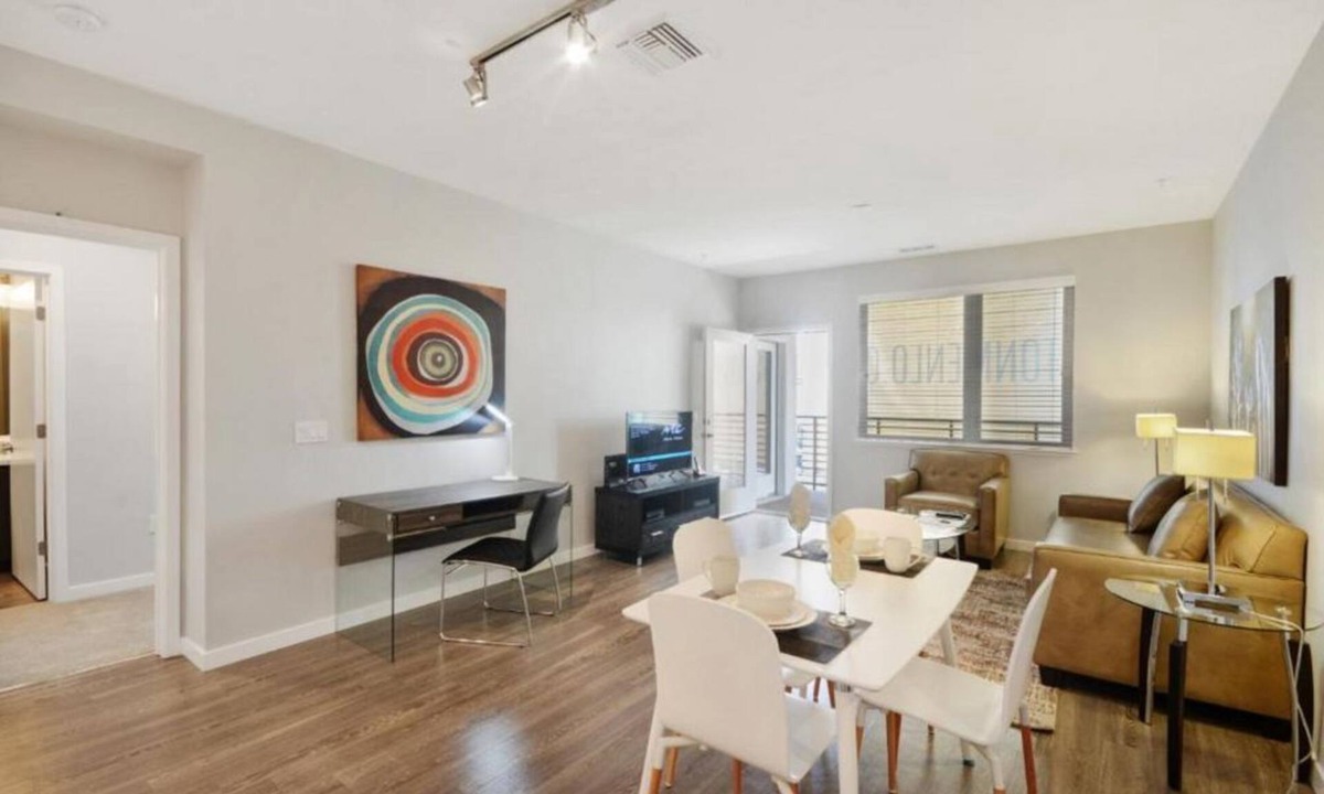 Menlo Park Condo | Silicon Valley Retreat: Modern 2BR Condo with Rooftop Pool