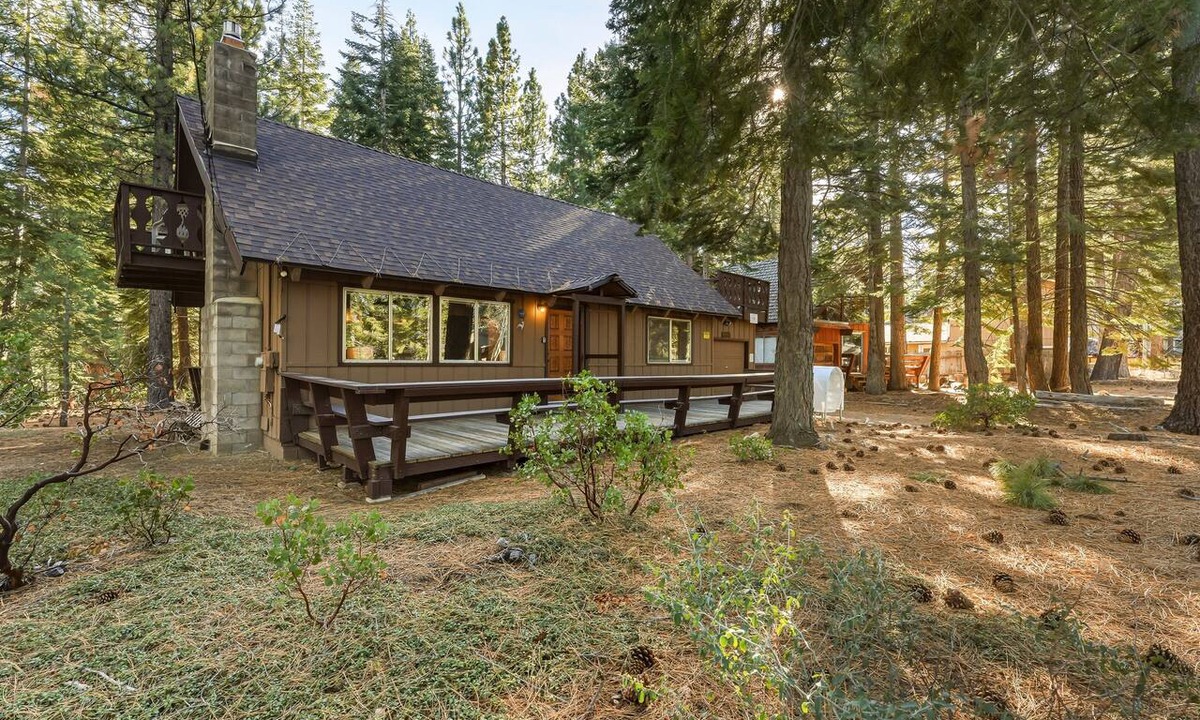 Country Club Estates House | Skyline Divine | BBQ | Near Hiking | Pet Friendly