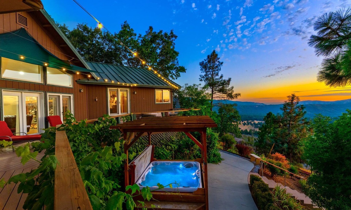 Oakhurst House | Skyline Lodge- amazing views w/spa/game room!