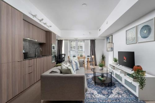 Bay Cloverhill Apartment | Sleek Urban 1BD with Den next to Yorkville