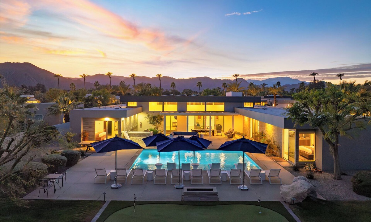La Quinta Villa | Sleeps 16 Private Pool + Spa + Putting Green Near La Quinta | Polo Villa 10