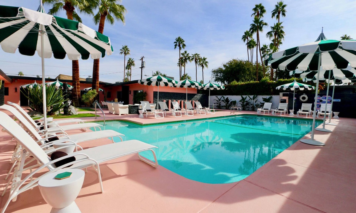 Warm Sands Hotel | Sleeps 22 | Boutique Hotel w/Pool | The Marley