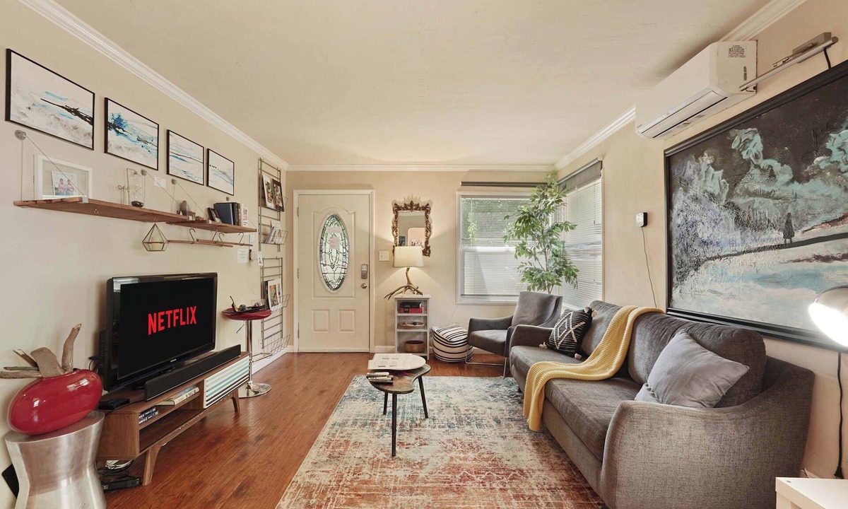 Southeastern Sacramento House | Smart, Eclectic ART HOUSE near the beat.