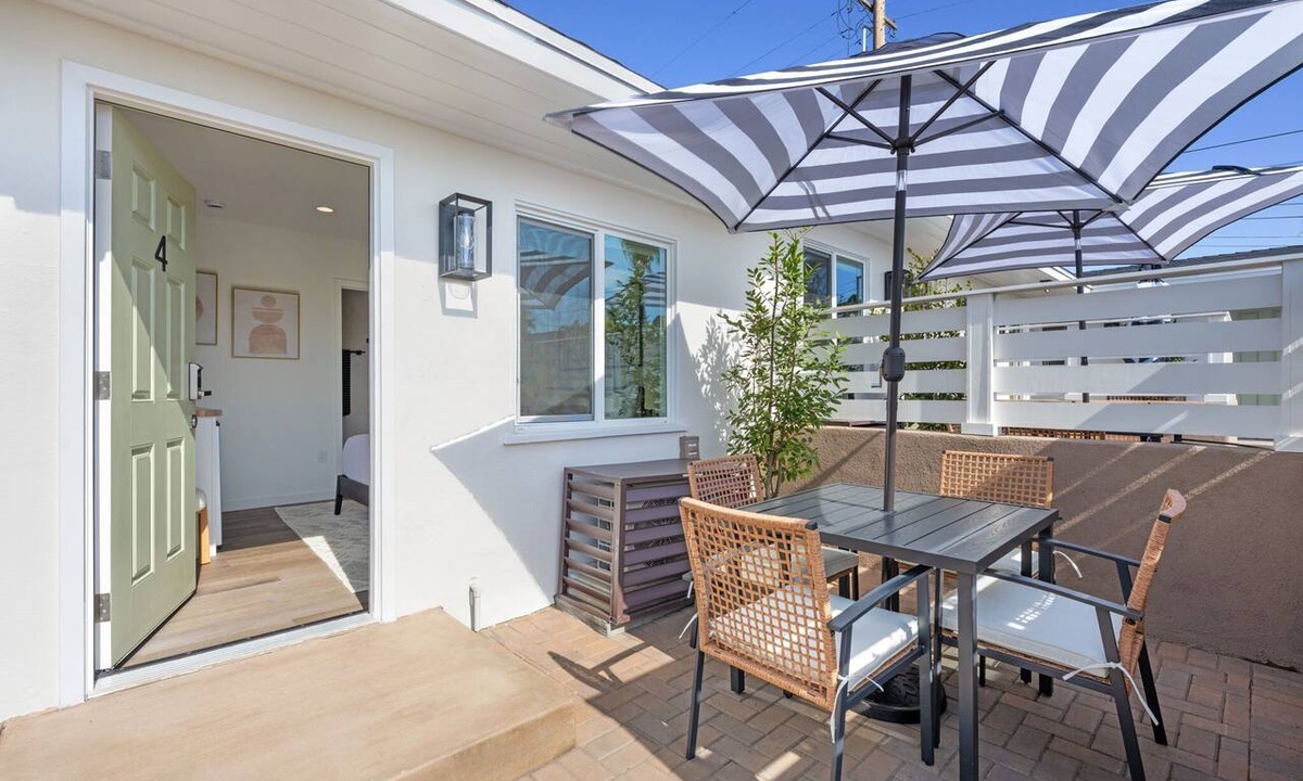 South Oceanside Hotel | South Oceanside Bungalow 4 - Deluxe Queen Studio + Patio