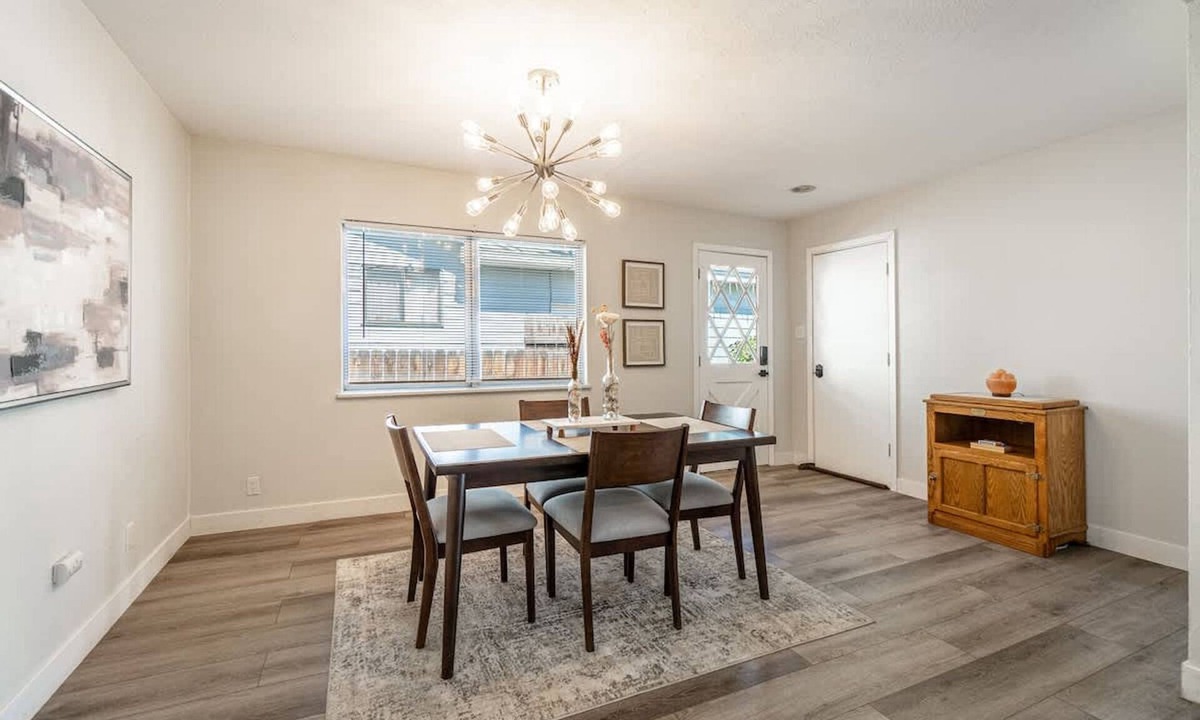 West University House | Spacious Pet-friendly Retreat 4BR Grill 5 Beds