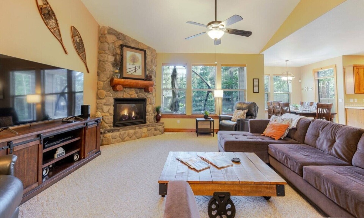 Deer Park House | Spacious Sunriver Getaway with Hot Tub and Games