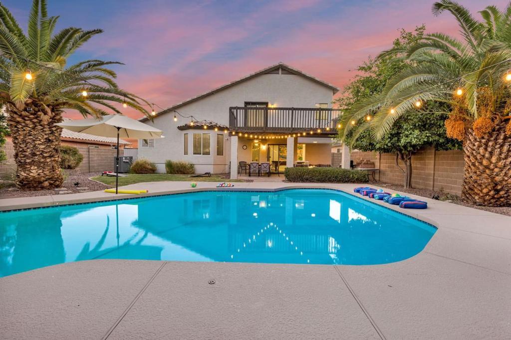 Dave Brown Autumn Hills House | Sparkling Saltwater Pool - Spa - Firepit - WiFi - 4BR 3BA - Free Netflix