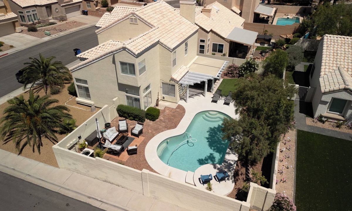 Green Valley House | SPLASH into FUN! HTD POOL FIre Pit, BBQ, PET OK 10 Min to Strip