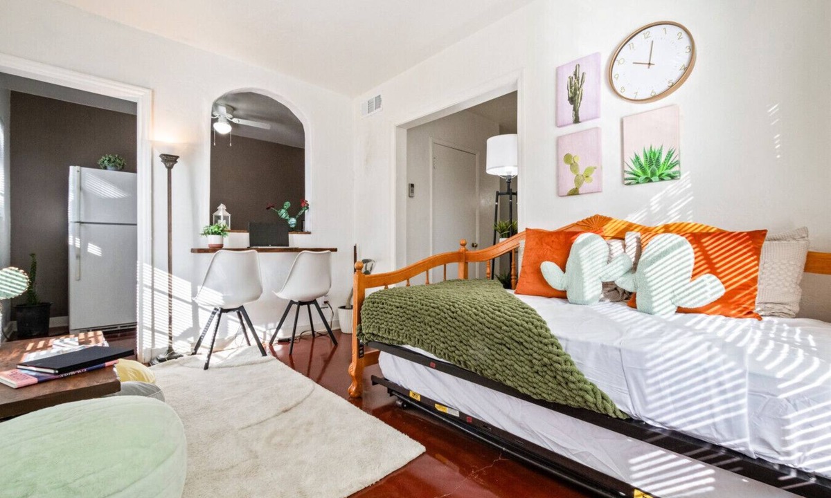 Blenman-Elm House | Springtime Oasis! Sun-Kissed 1BR Near UofA