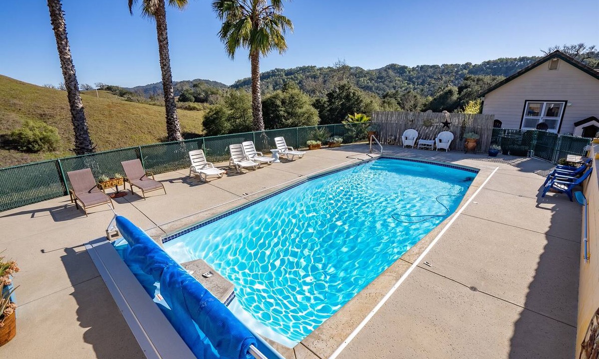 Templeton House | St. Stephens Adventure-Pool, EV, Starlink & Pets!