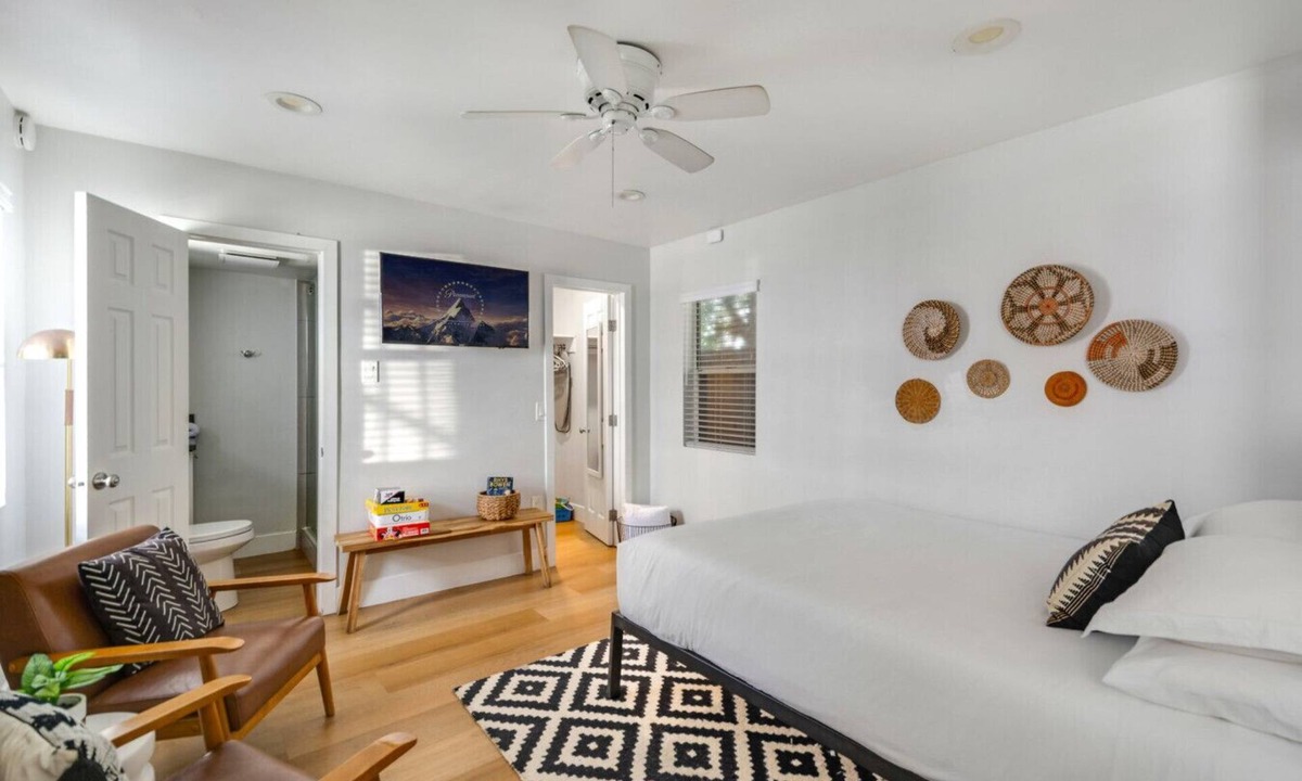 Huntington Beach Bed & Breakfast | Steps To The Beach, Main St.&Pacific City - Studio