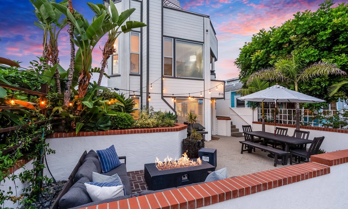 South Mission Beach House | Steps to the Beach w/Incredible Ground Patio Fire Pit | AC | Walk to Everything