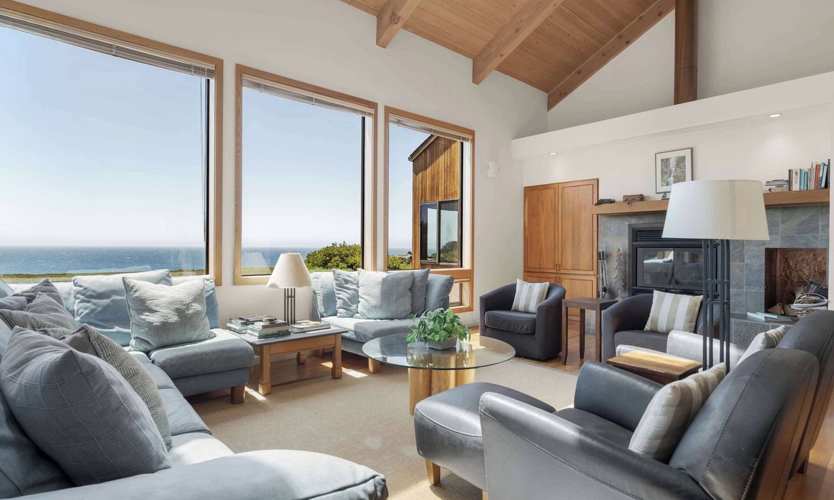 Sea Ranch House | Stunning Oceanfront Home with 3 Ensuites + Hot Tub