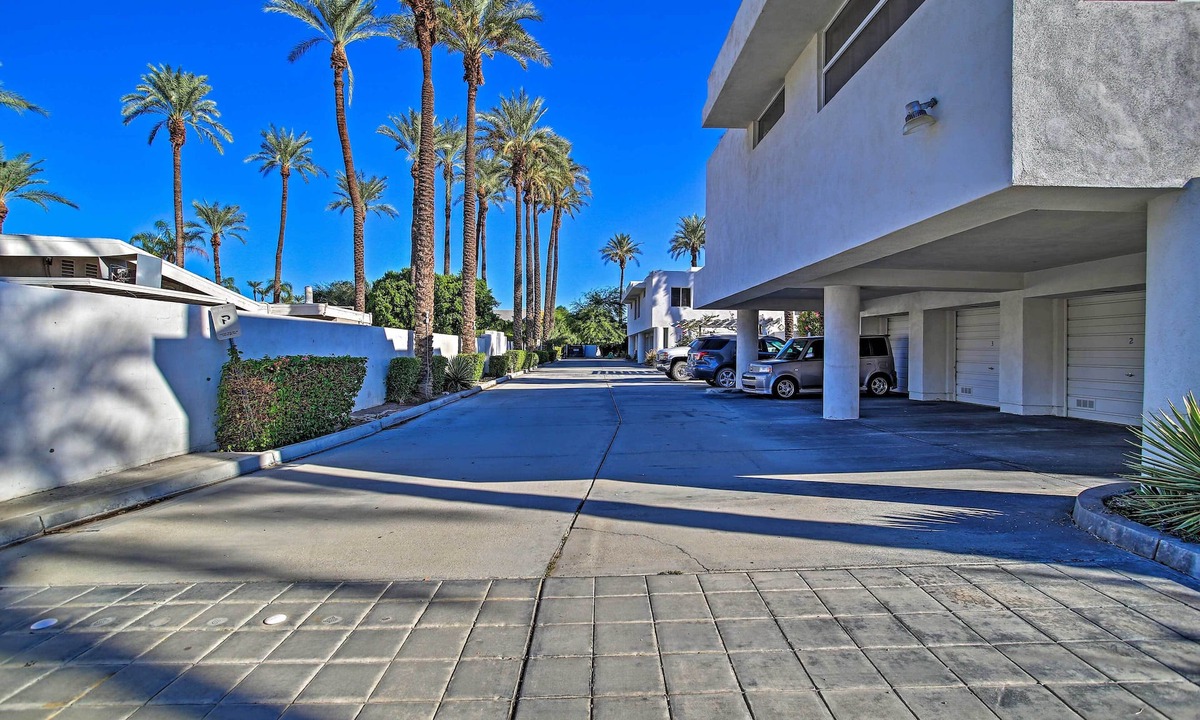 Cathedral City Resort | Style and comfort