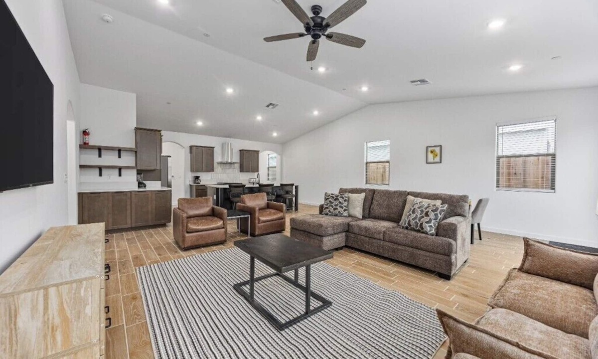 Pumpkin Center House | Stylish Modern Retreat Near Downtown Bakersfield!