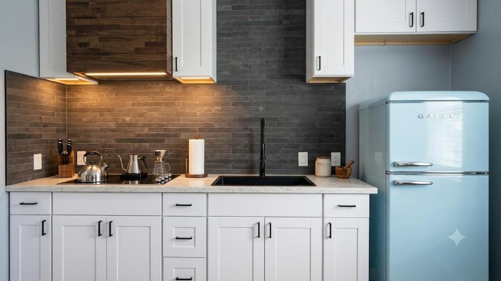 Riviera - Westchester Apartment | Stylish Studio in Oleander Close to Downtown