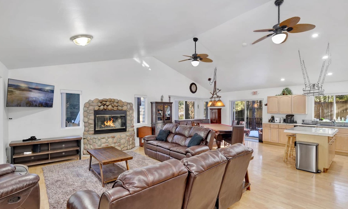 Summit Estates Ski Chalet | Summit Estates Escape by Big Bear Vacations | Hot Tub | Pool Table | Walk To Resort Lifts