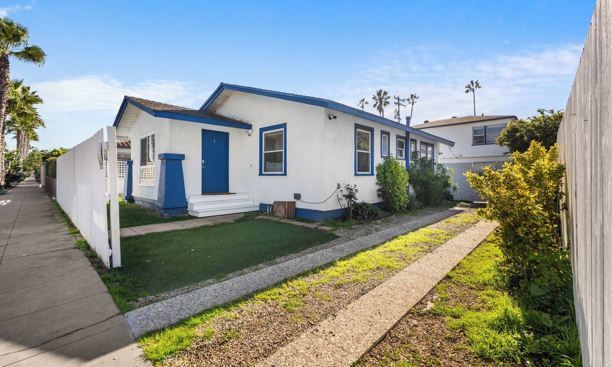 Ocean Beach House | Sunny Surf Shack Backyard-Pet friendly-Steps2Beach