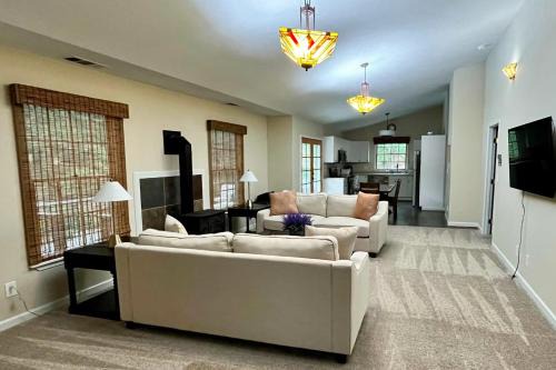 Groveland House | Swim & Golf! 'Jackson Mill Cottage' in Groveland