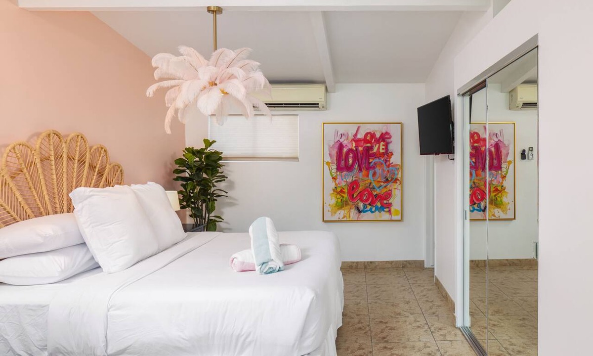 Warm Sands Hotel | The Barbie Suite · Adults-Only Palm Springs Pool