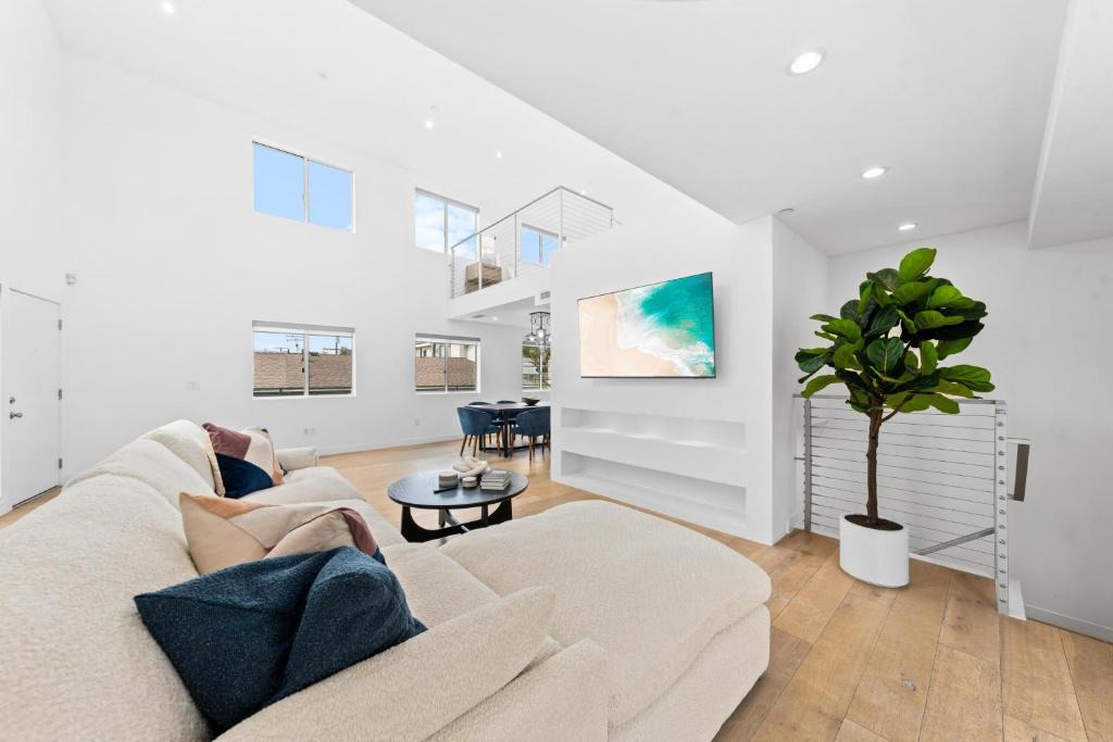 Wilshire Montana Apartment | The Diamond Dune Three floors Two Balconies BBQ