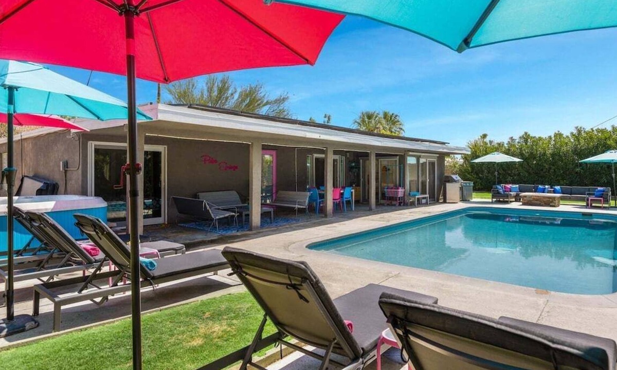 Racquet Club Estates House | The Francis Alexander - Unwind in Style: Spacious Living, Outdoor Dining & Fire Pit Bliss