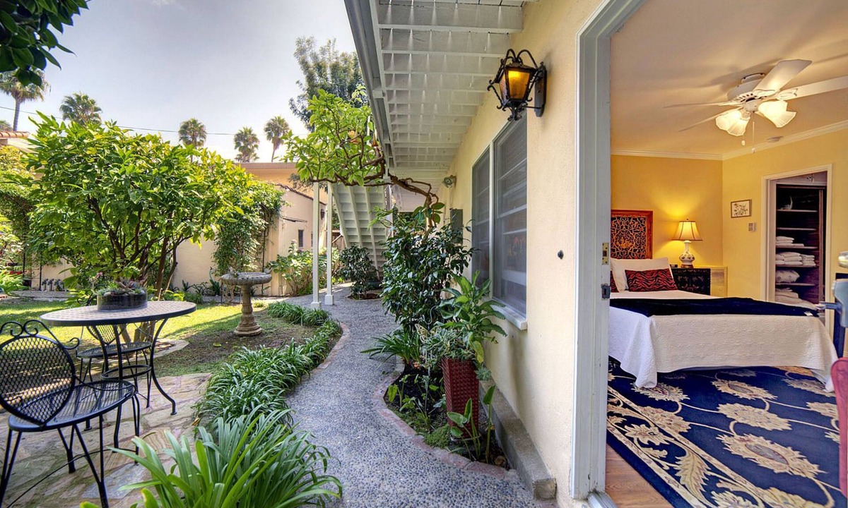 North of Wilshire Apartment | The Garden Suite - Great Location!