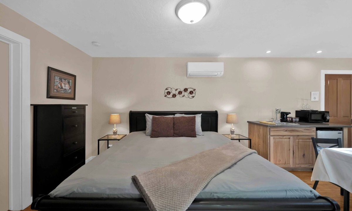 O'Brien Bed & Breakfast | The Hummingbird- A Room With a Forest View!