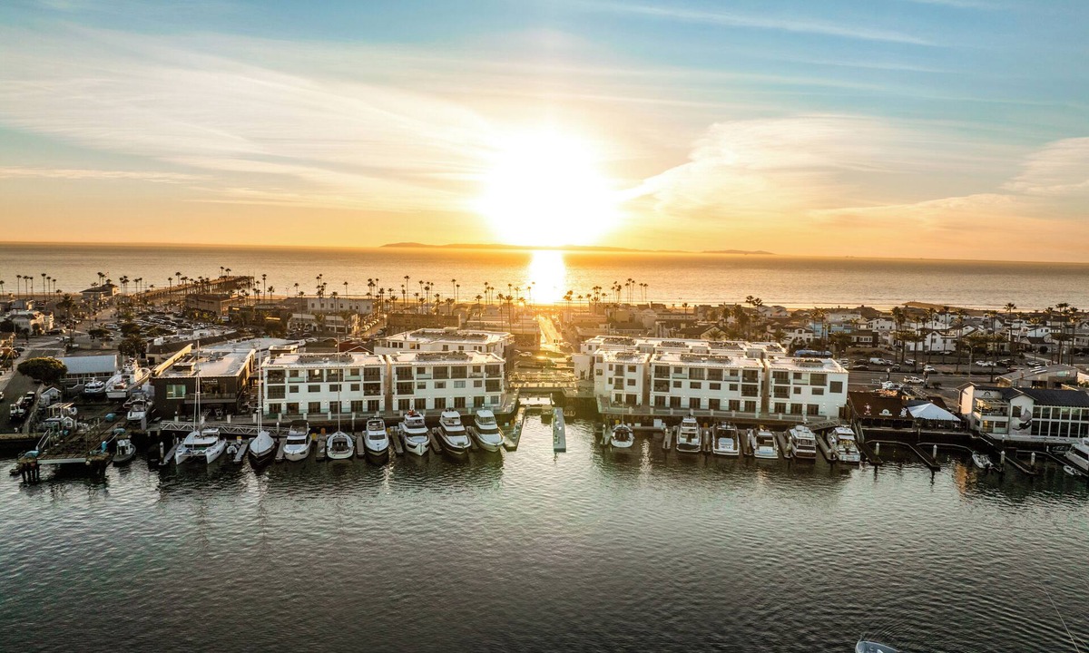 West Newport Apartment | The Kelly Residence @ Peninsula Village