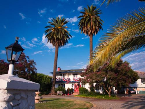 Lemon Cove Bed & Breakfast | The Parks Inn
