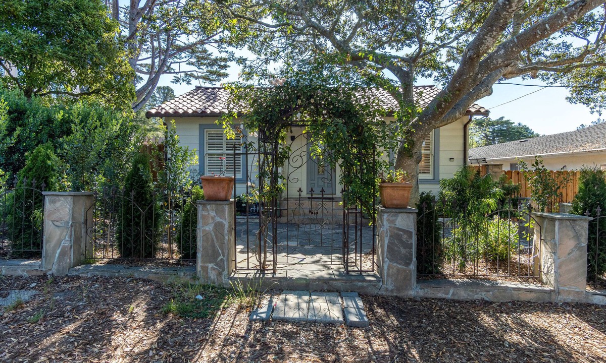 Northeast Carmel House | The perfect Carmel-by-the-Sea Hideaway cottage "La Cachette"