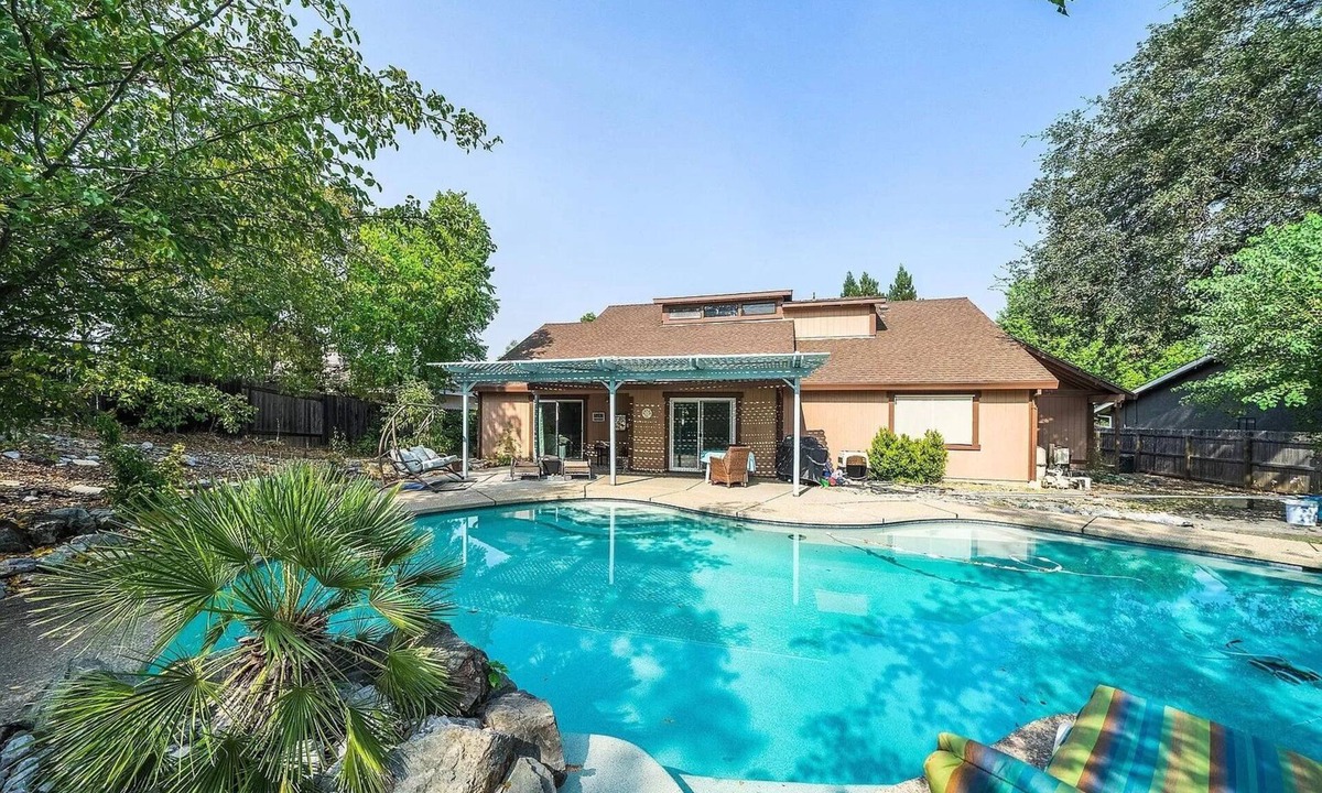 Midway House | The Sereniti House : Tranquil Escape With Hot Tub