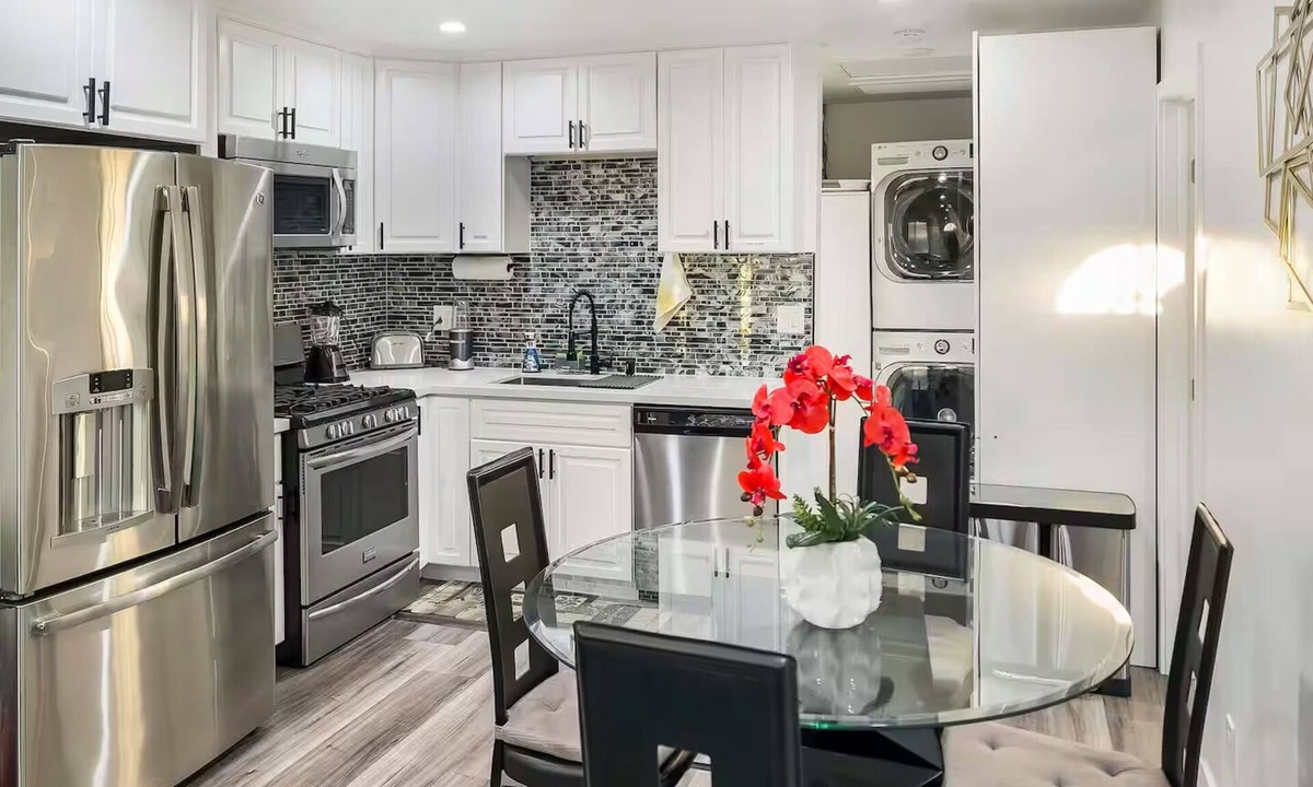 Riverside Apartment | The Shalimar Casita, Fits 6 Guests, Smart Tvs, Remodeled Unit, Full Size Kitchen