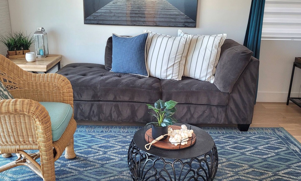 Silver Strand House | The ultimate beach getaway charming 3-bdrm 2-bath home steps from a sandy Beach