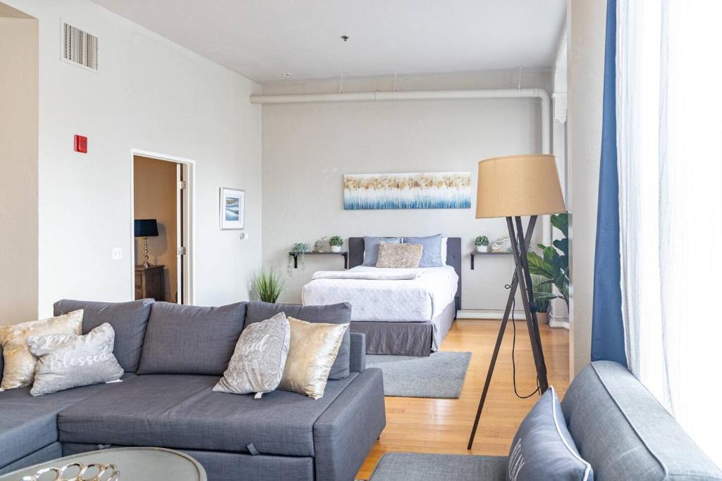 Gaslamp Quarter Hotel | Top Floor Walk to Conv Center Free Parking