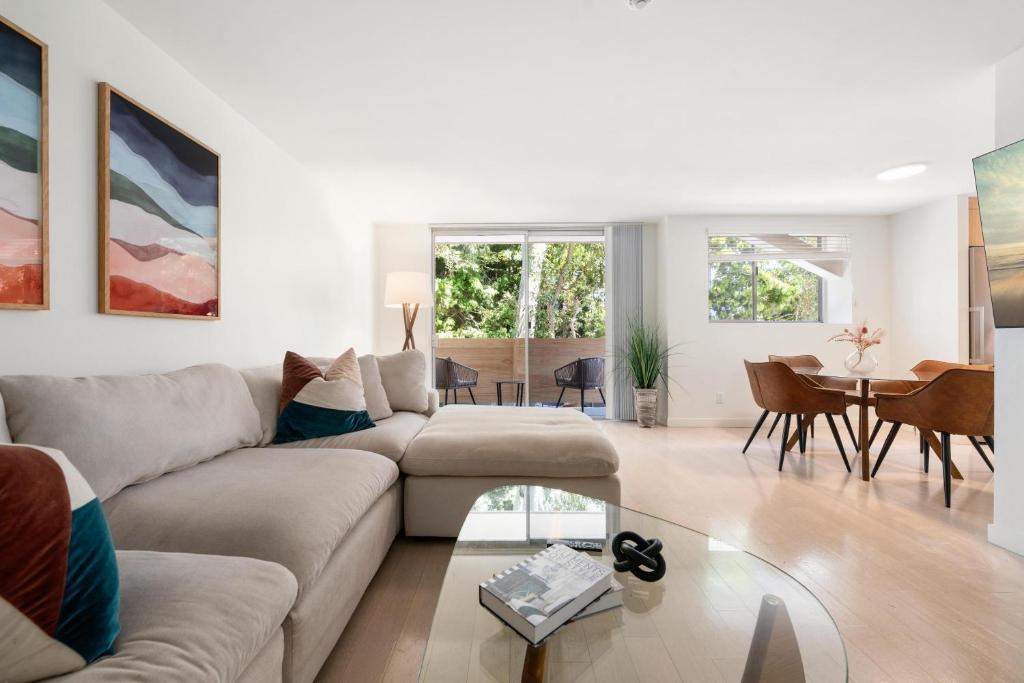 North of Montana Apartment | Unaluma 2BR Retreat Santa Monica Prime Location