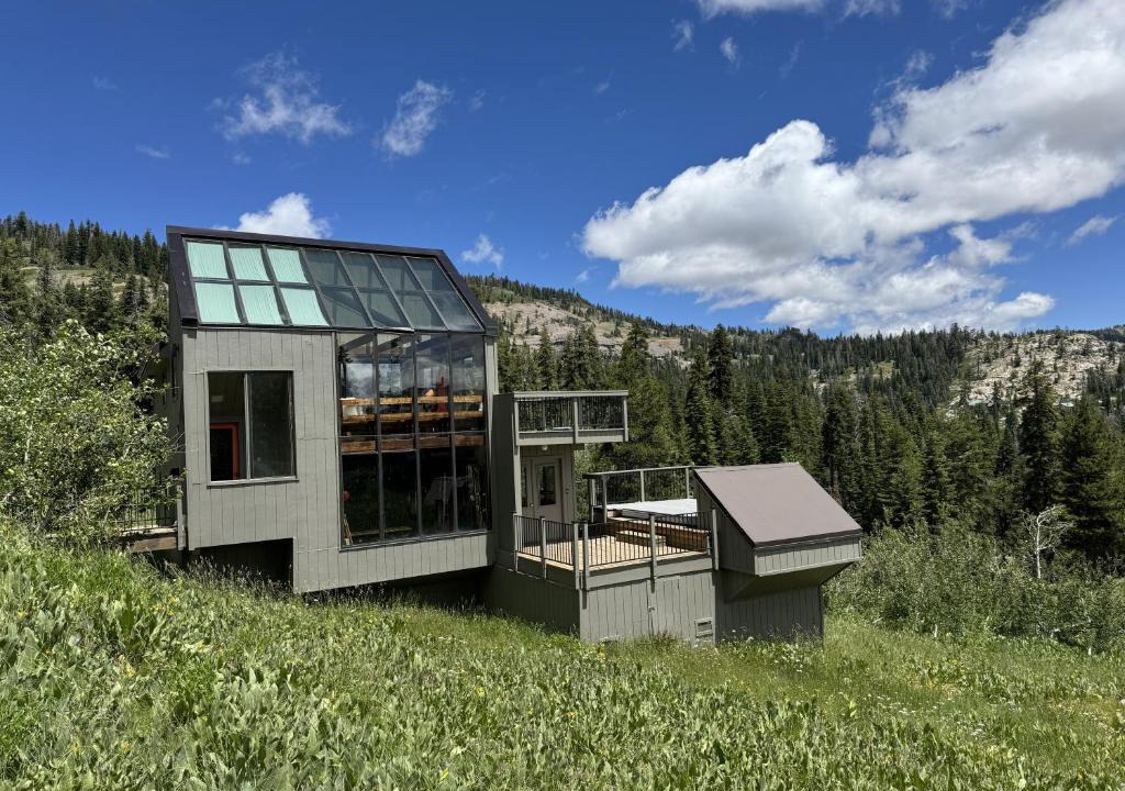 Bear Valley Apartment | Unique & Open Cabin with Atrium VH 125 apts