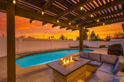 Mission Viejo House | VaCaTiOn Pool FirePit PoolTable CloseToFwy