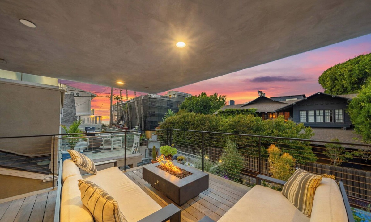 Venice House | Venice Beach Luxury 5BR/5BA w/Fire pits, Decks, Projection Screen Steps to Sand
