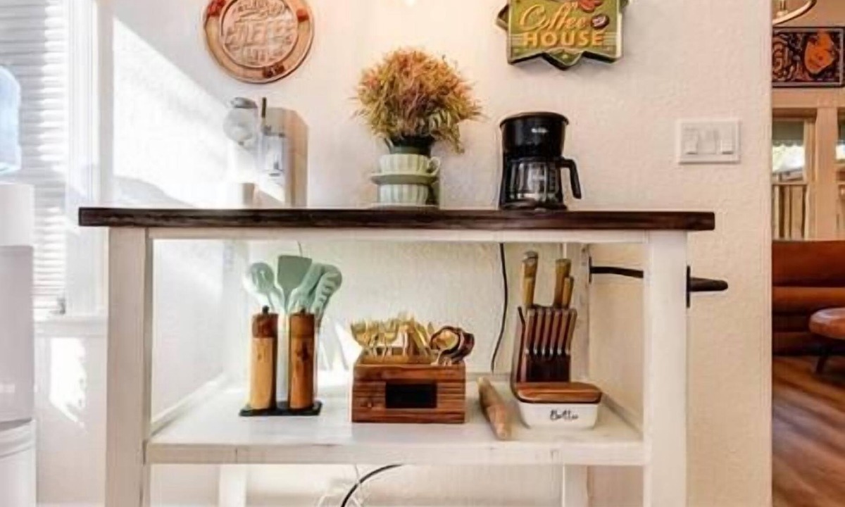 Los Cerritos House | Vintage 50s Victorian Styled Apt in Old Roseville