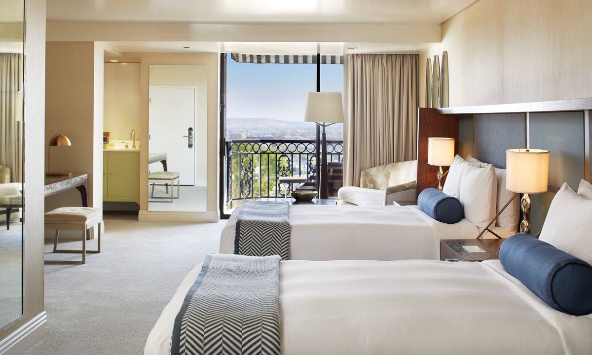 Norma Triangle Hotel | Vista Double Suite at The London West with Complimentary À La Carte Breakfast